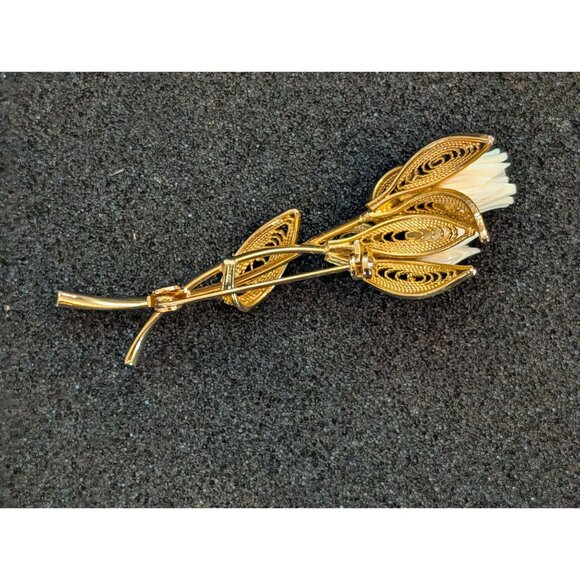 Vintage Gold Tone Flower Brooch White Carved Petals Filigree Detailing - Picture 4 of 5